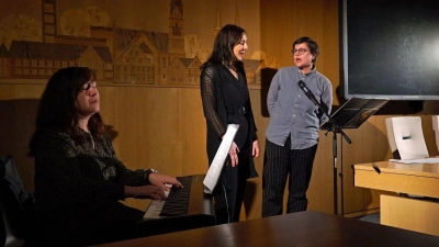 Gestalteten am Internationalen Frauentag die Auftaktveranstaltung der neuen Reihe „Rathauskultur“ in Neuendettelsau (von links): Veronika Eismont, Silvia Ferstl und Katja Schumann. (Foto: Elke Walter)