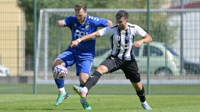 Wechselte erst im August noch zum SVG Steinachgrund, ist aber absoluter Stammspieler: Marcel Fürsattel (links, hier gegen Giuliano Nyary von Erlangen-Bruck). (Foto: Martin Rügner)