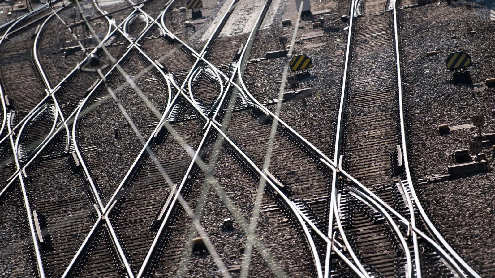 Eisenbahnschienen: Im neuen Bahn-Fahrplan gibt es in Bayern einige Änderungen. (Archivbild) (Foto: Sven Hoppe/dpa)