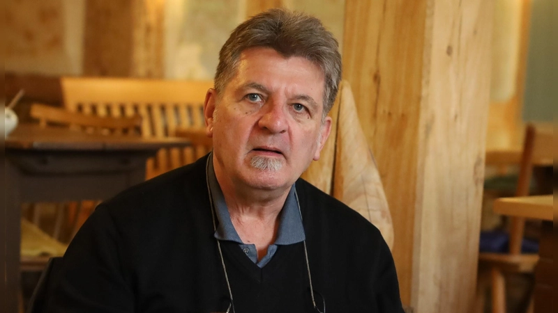 Dr. Stephan Pfeiffer ist der neue Kurator der Veranstaltung. Er selbst fotografiert und malt. Pfeiffer möchte in Dachsbach „Kunst, die vor diesem Hintergrund bestehen kann und sich damit auseinandersetzt“ an die Schauplätze in der Ortsmitte holen. (Foto: Karl-Heinz Panzer)