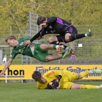 Taugt als Wandschmuck: Niklas Seefried (grünes Trikot) 2024 mit Grayson Dettoni und Torwart Tom Ritzy Hülsmann vom FC Bayern München II.  (Foto: Martin Rügner)