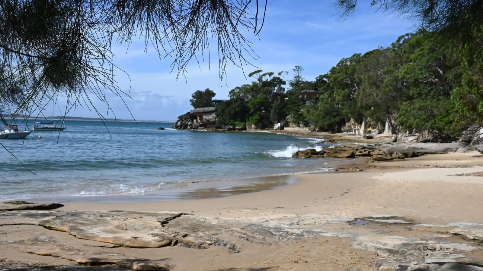 Augenzeugen am Gunyah Beach eilten der Frau zu Hilfe - und retteten ihr vermutlich das Leben. (Foto: Dean Lewins/AAP/dpa)