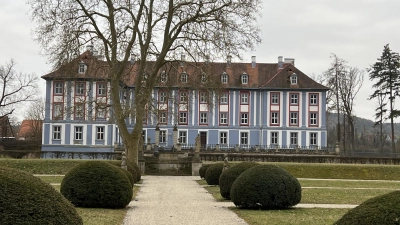 Bürgermeister und Marktgemeinderat sind Rainer Graf von Seckendorff-Aberdar dankbar für seine großen persönlichen Verdienste um den Erhalt des Blauen (Bild) und des Roten Schlosses. Dafür soll dem Rechtsanwalt bald die Ehrenbürgerwürde verliehen werden. (Foto: Yvonne Neckermann)