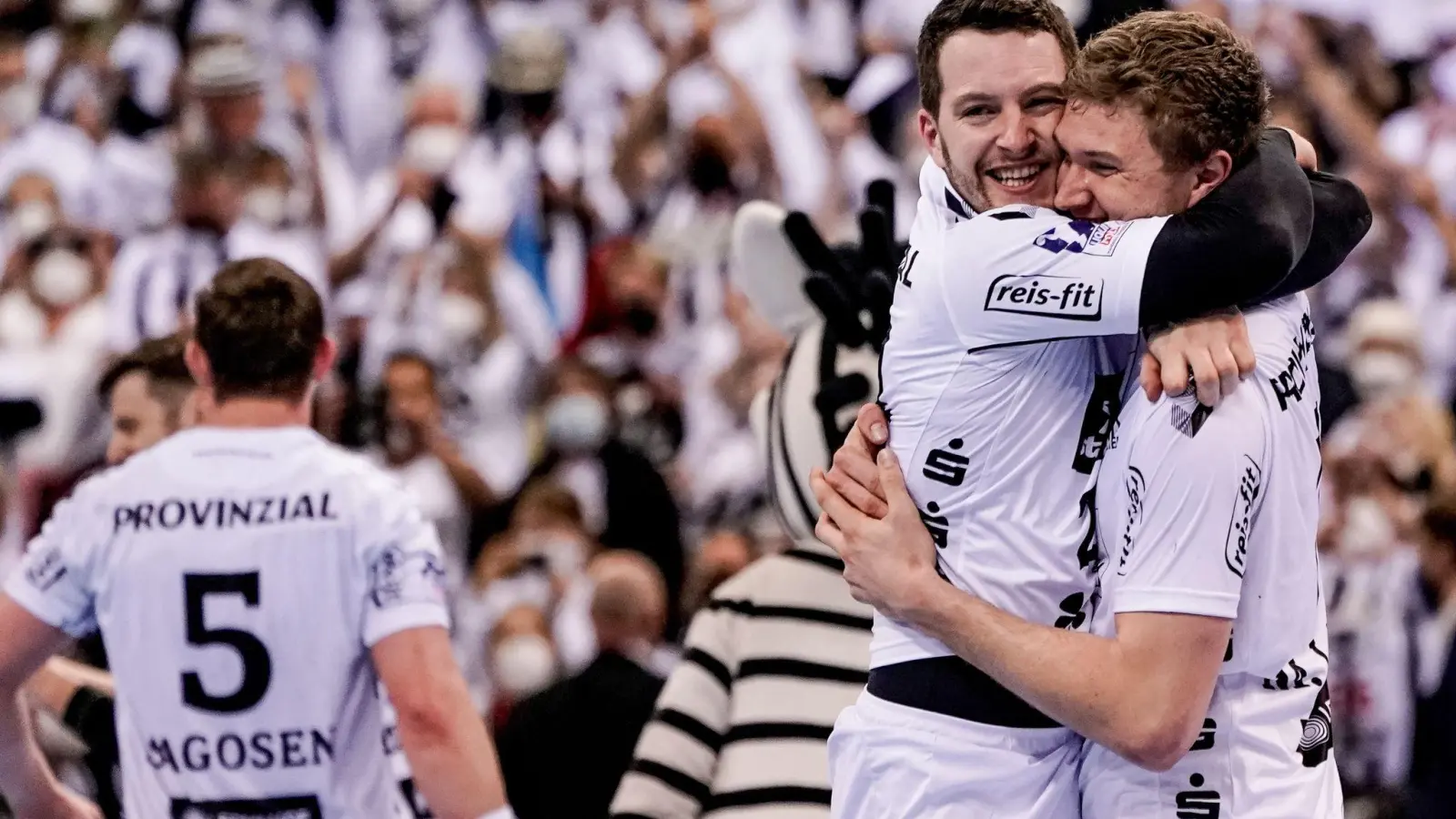 Magnus Landin (r) und Miha Zarabec feiern den Pokal-Sieg des THW Kiel. (Foto: Axel Heimken/dpa)