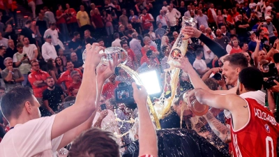 Die Bayern-Basketballer überschütten Coach Herbert mit Bier. (Foto: Matthias Stickel/dpa)