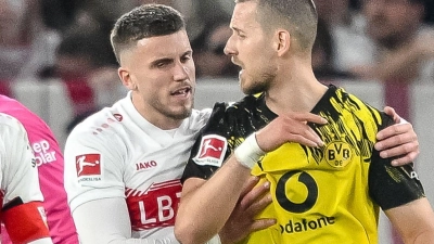 Bei den VfB-Fans unbeliebt: Abwehrspieler Waldemar Anton (r), der 2024 von Stuttgart nach Dortmund wechselte. (Archivbild) (Foto: Harry Langer/dpa)