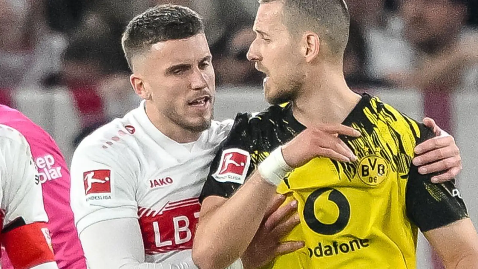 Bei den VfB-Fans unbeliebt: Abwehrspieler Waldemar Anton (r), der 2024 von Stuttgart nach Dortmund wechselte. (Archivbild) (Foto: Harry Langer/dpa)