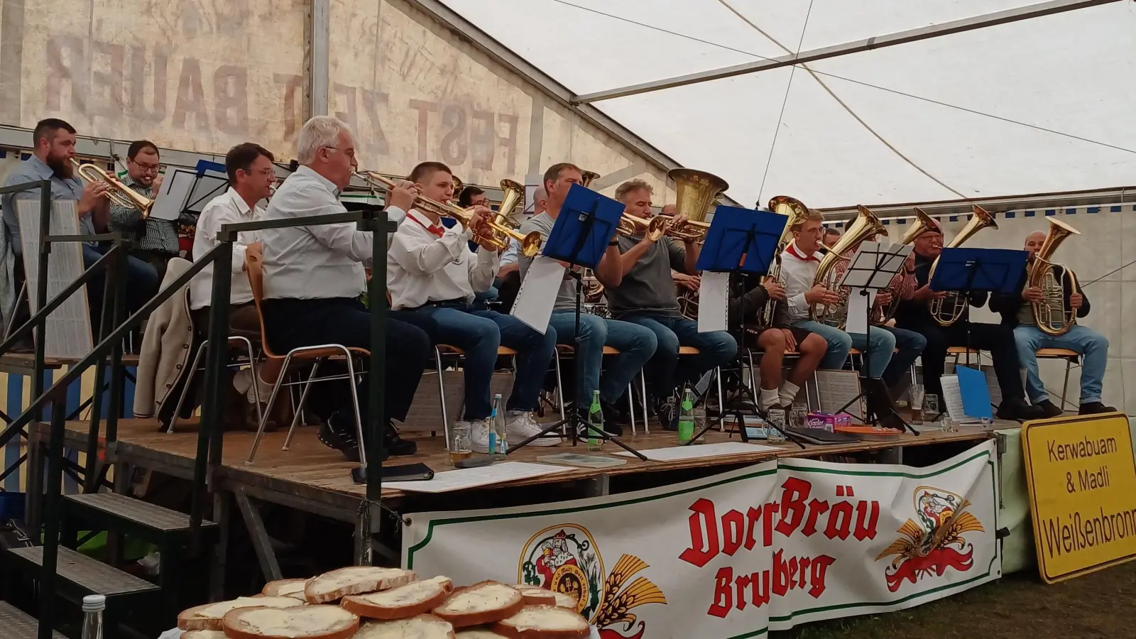 Unterschiedliche Bands sorgen während der Kirchweih für die passende Musik. Der Weißenbronner Posaunenchor begleitet am Kerwa-Montag musikalisch den Frühschoppen.  (Foto: Harald Pfitzer)