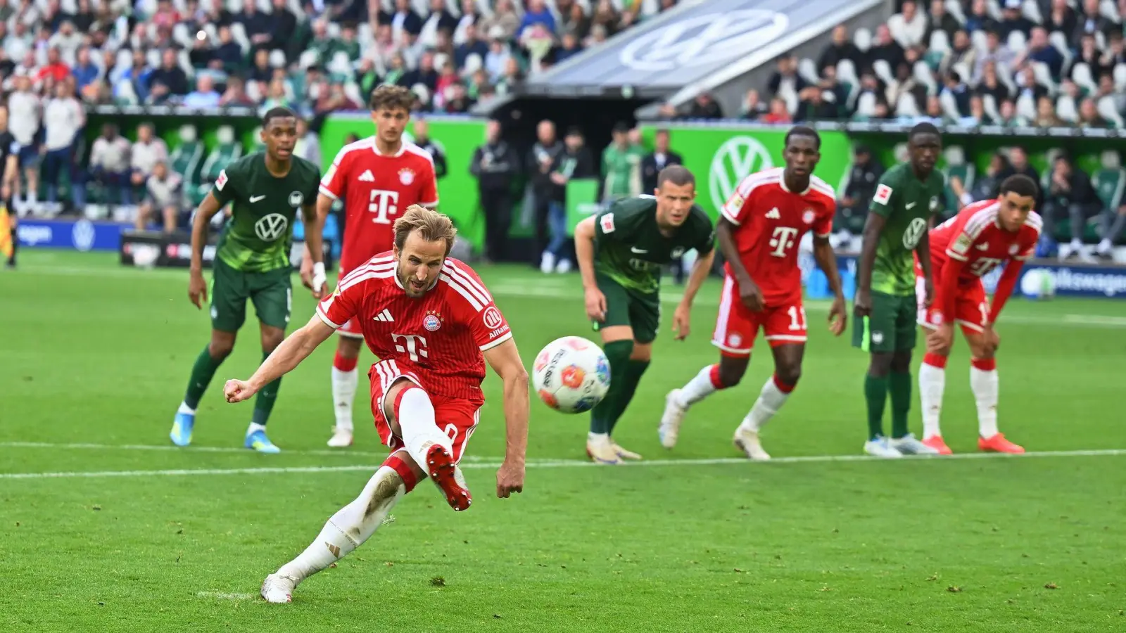 Der erste Elfmeter-Fehlschuss seiner Bundesliga-Karriere: Harry Kane im Spiel gegen den VfL Wolfsburg. (Foto: Swen Pförtner/dpa)