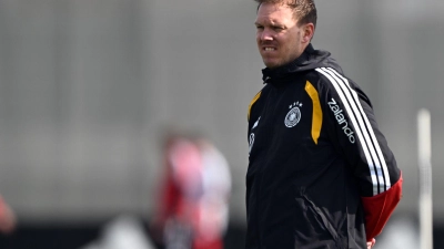 Julian Nagelsmann beobachtet das Training der Nationalmannschaft.  (Foto: Federico Gambarini/dpa)