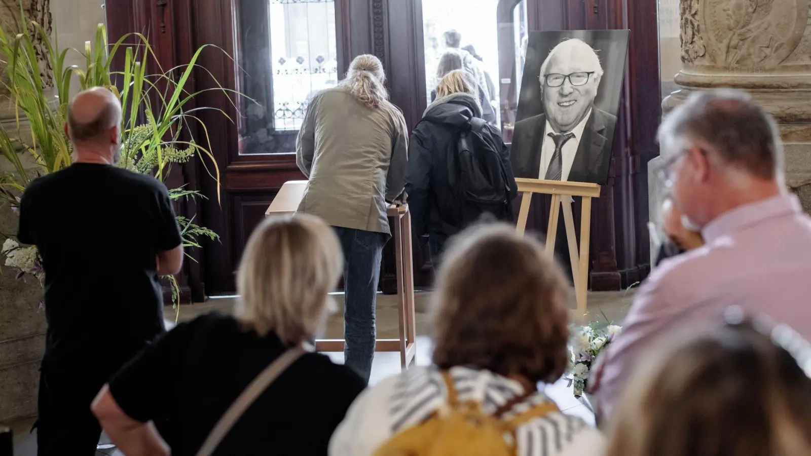 Hamburger tragen sich im Rathaus in ein Kondolenzbuch für Uwe Seeler ein. (Foto: Markus Scholz/dpa/Archivbild)