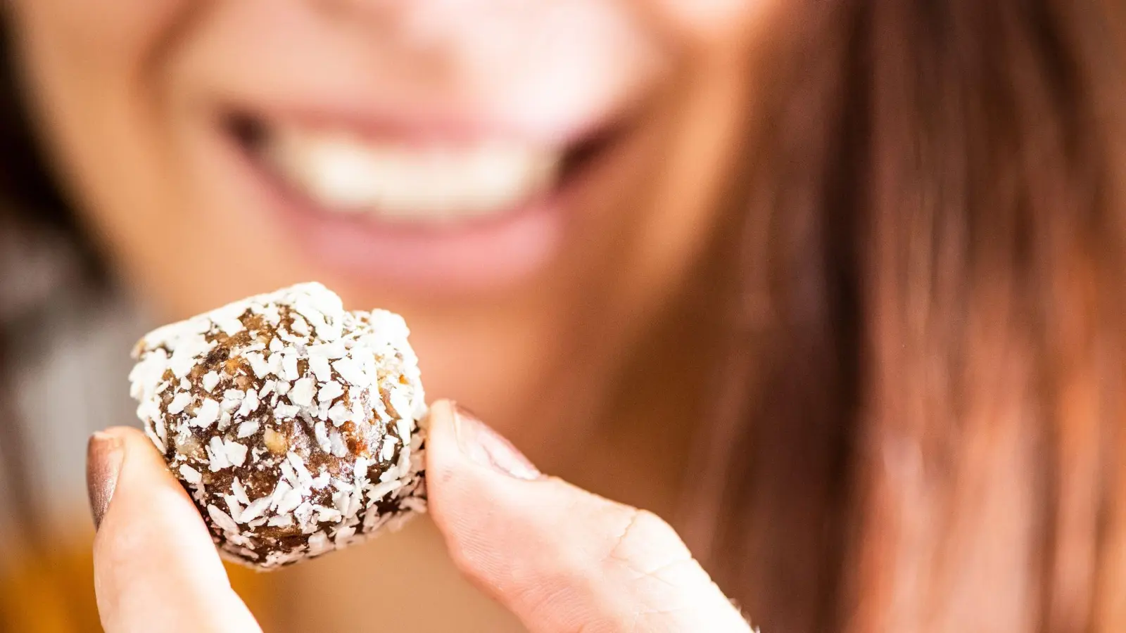 Datteln als süße Snacks genießen: Die Früchte lassen sich hervorragend mit Nüssen und Kokosraspeln vermischen. (Foto: Franziska Gabbert/dpa-tmn)