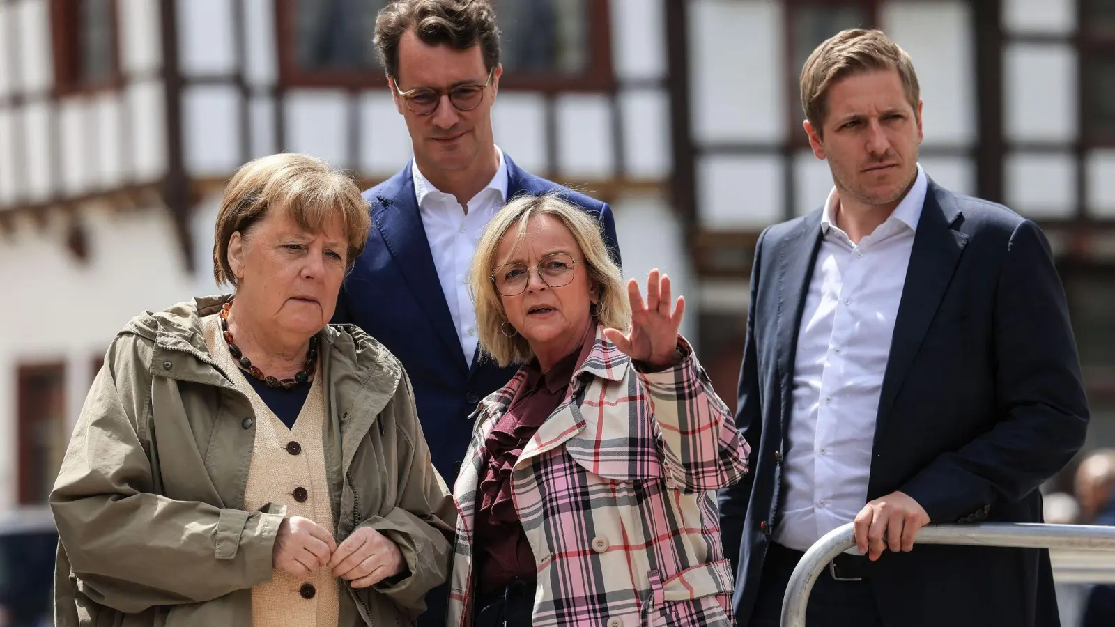 Altkanzlerin Angela Merkel (l-r), NRW-Ministerpräsident Hendrik Wüst, Bürgermeisterin Sabine Preiser-Marian und Landrat Markus Ramers in Bad Münstereifel. (Foto: Oliver Berg/dpa)