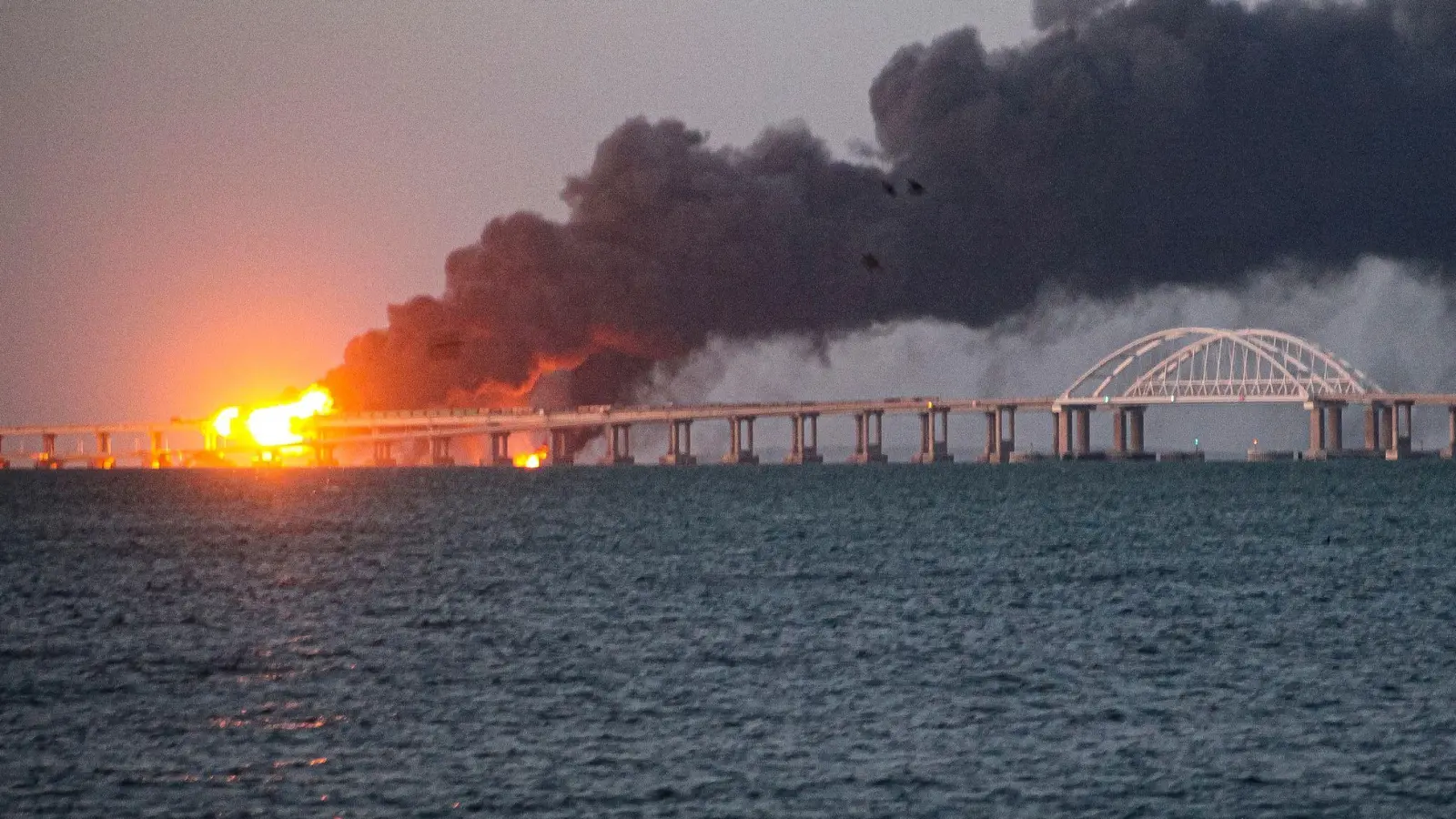 Bei der Explosion wurde die Brücke zur Krim schwer beschädigt. (Archivbild) (Foto: Uncredited/AP/dpa)