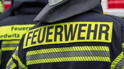 Die Feuerwehr rückt mit einem Großaufgebot an. (Symbolbild) (Foto: Daniel Vogl/dpa)