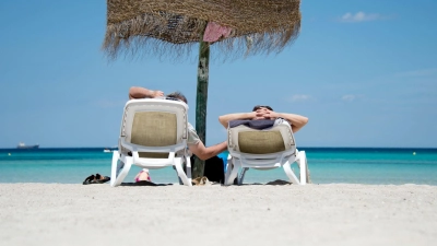 Sehnsucht nach Strand: Viele Menschen buchen im kalten Januar ihren Sommerurlaub. (Foto: Julian Stratenschulte/dpa/dpa-tmn)