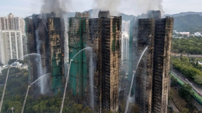 Auch fast 20 Stunden nach Ausbruch des Feuers kämpften die Einsatzkräfte noch gegen Flammen.  (Foto: Vernon Yuen/Nexpher via ZUMA Press Wire/dpa)