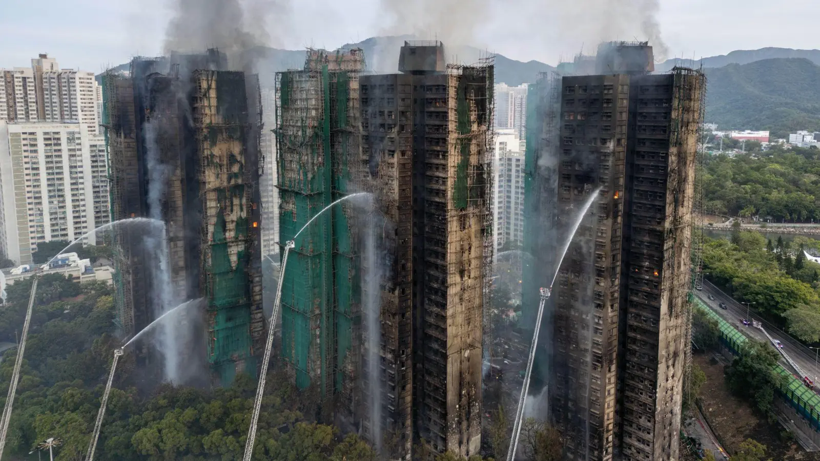 Auch fast 20 Stunden nach Ausbruch des Feuers kämpften die Einsatzkräfte noch gegen Flammen.  (Foto: Vernon Yuen/Nexpher via ZUMA Press Wire/dpa)