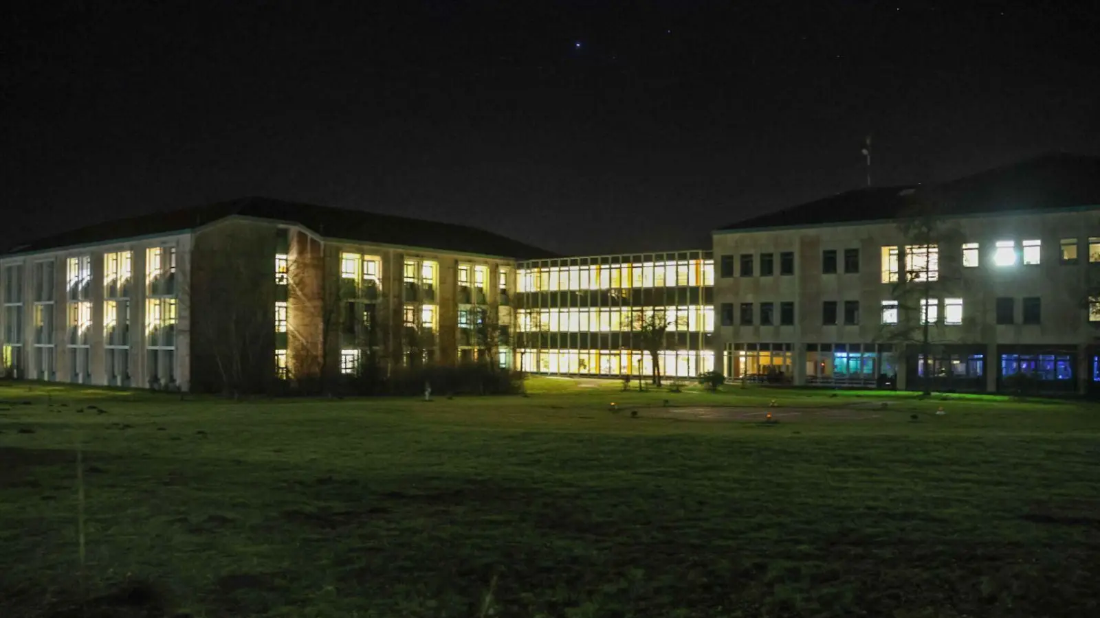 Die Menschen in Dinkelsbühl hoffen, dass in „ihrem“ Krankenhaus nicht schon bald die Lichter ausgehen. Zur drohenden Schließung äußerte sich am Mittwochabend jetzt auch der Stadtrat. (Foto: Martina Haas)