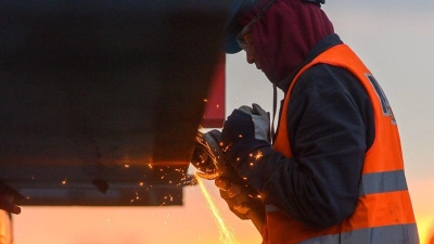 Arbeitsunfälle passieren schnell: Durch gezielte Prävention und die Anpassung von Arbeitsabläufen lassen sich Risiken effektiv minimieren und Unfälle vermeiden. (Foto: Klaus-Dietmar Gabbert/dpa-Zentralbild/dpa)