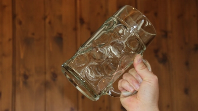 Mit einem solchen gläsernen Maßkrug schlug der Aushilfskellner am letzten Tag der Dinkelsbühler Kinderzeche im Bierzelt zu. (Foto: Antonia Müller)