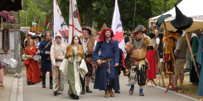 Die Ritterspiele Lichtenau starteten am Donnerstag: Bis Sonntag bietet die Burg eine historische Bühne für 400 Darstellende. (Foto: Calotta Halbrock)
