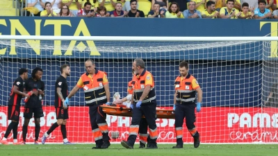 Barcelonas Torwart Marc-André ter Stegen hat sich schwer verletzt. (Foto: Alberto Saiz/AP/dpa)