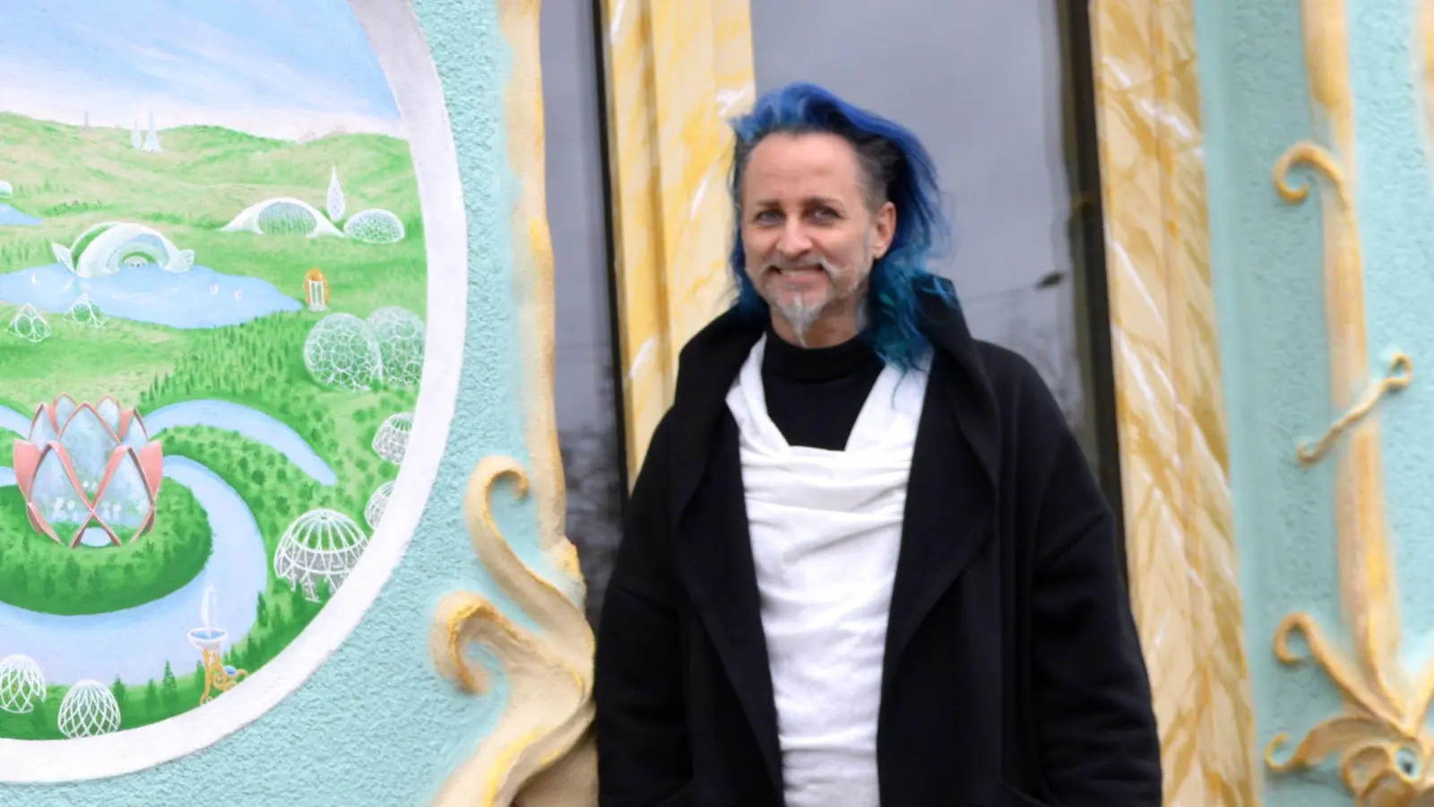 Hansi Denterlein vor dem Kunstwerk, das im Eingangsbereich der Alten Ziegelei zu sehen ist. (Foto: Johannes Zimmermann)