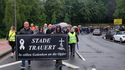 In Stade nahmen viele Menschen an einem Trauermarsch teil, um der Opfer in der Jugendhilfeeinrichtung zu gedenken. (Foto: Carsten Neff/dpa)