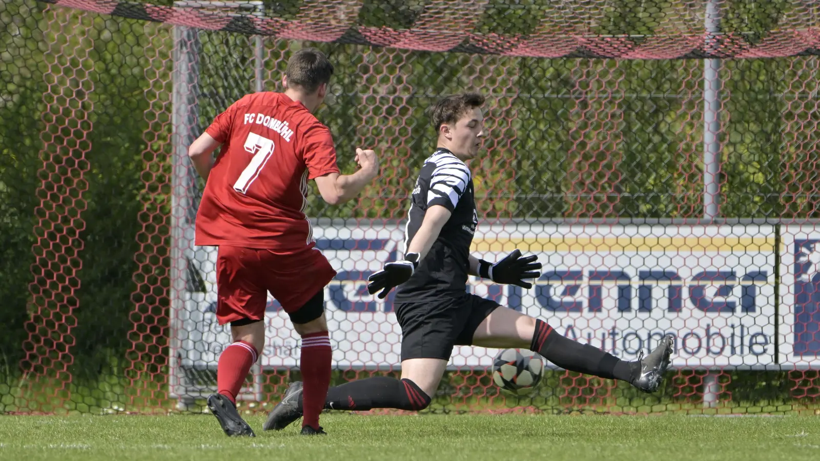Der sitzt: Hier erzielt der Dombühler Manuel Fragner das 2:0. Burgoberbachs Torwart Fynn Rögele ist geschlagen. (Foto: Martin Rügner)