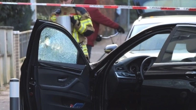 Das Auto der Frau steht nach der Tat am Straßenrand. (Foto: Jörn Hüneke/TNN/dpa)