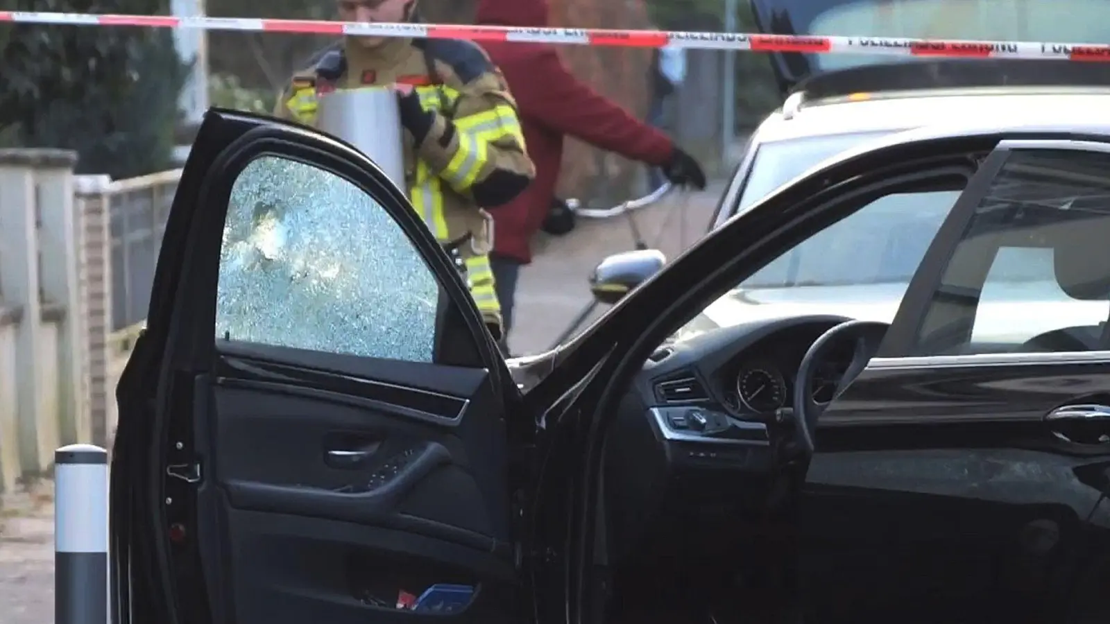 Das Auto der Frau steht nach der Tat am Straßenrand. (Foto: Jörn Hüneke/TNN/dpa)