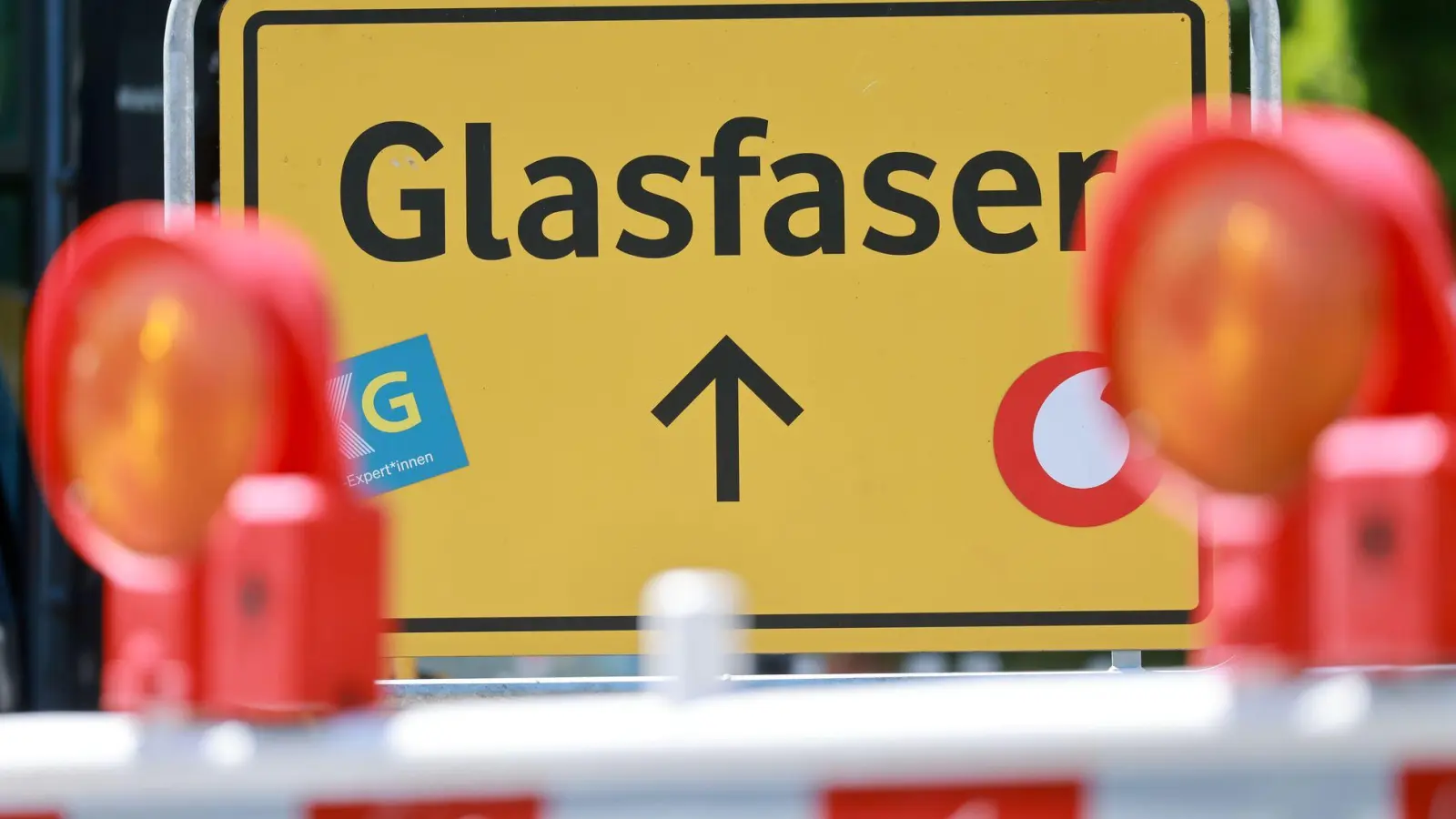 Eine Reform des Telekommunikationsgesetzes soll den Glasfaserausbau bis in die Wohnungen beschleunigen. (Symbolbild) (Foto: Michael Reichel/dpa)