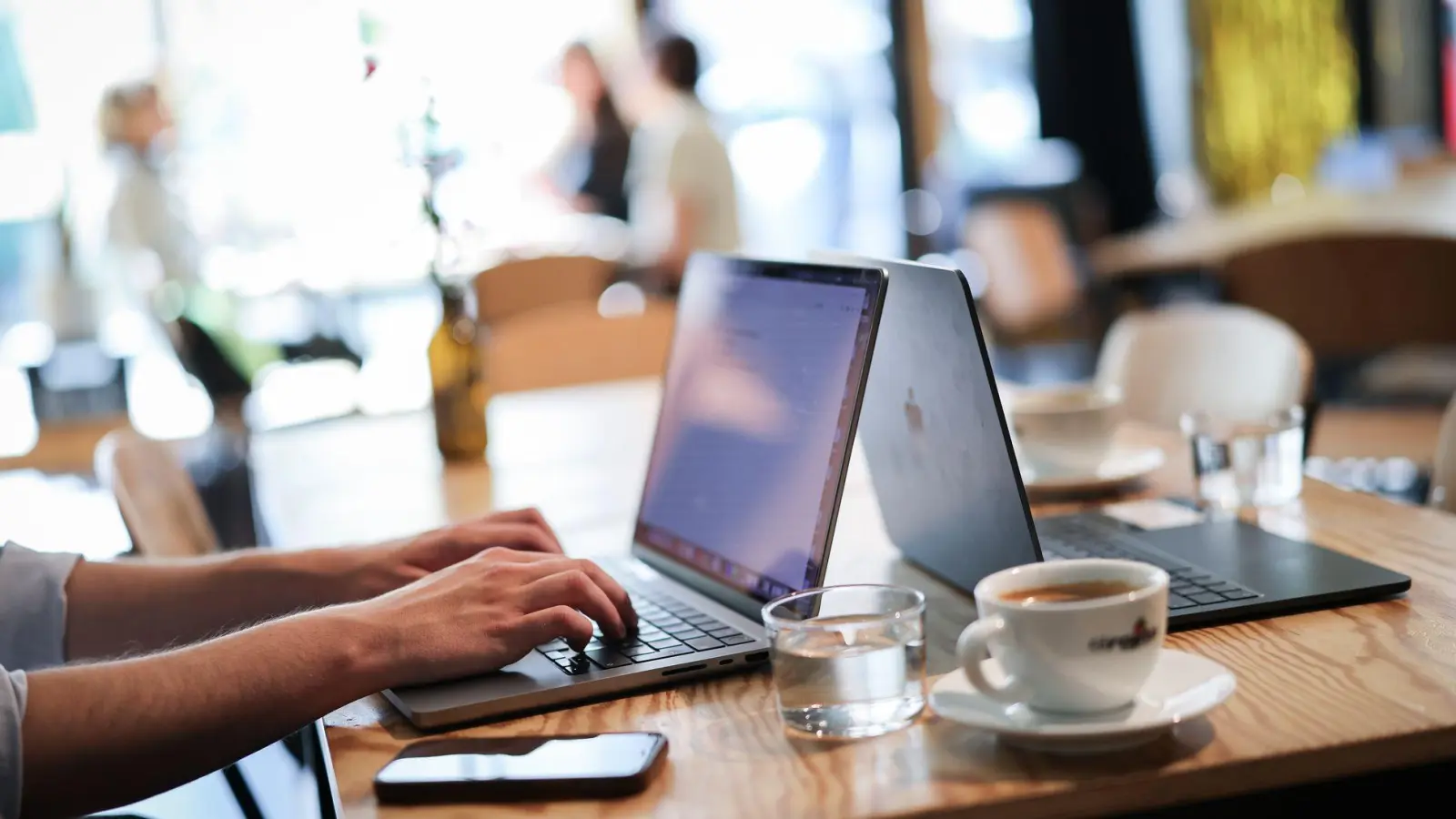 Wer eine passende Weiterbildung sucht, kann auf spezialisierten Portalen zahlreiche Kurse und Beratungsmöglichkeiten finden. (Foto: Christian Charisius/dpa/dpa-tmn)