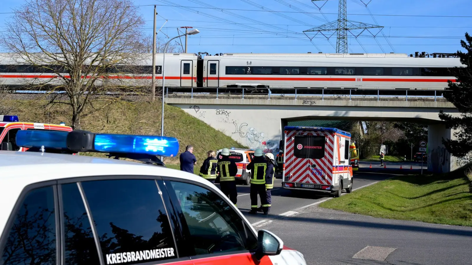 Ein ICE steckte wegen eines Oberleitungsschadens in Sachsen-Anhalt fest. (Foto: Heiko Rebsch/dpa)