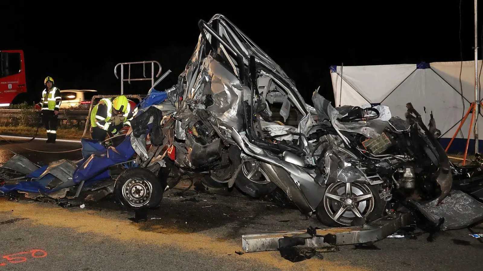 Der Autofahrer starb, die beiden Lkw-Fahrer wurden leicht verletzt. (Foto: Süß/vifogra/dpa)