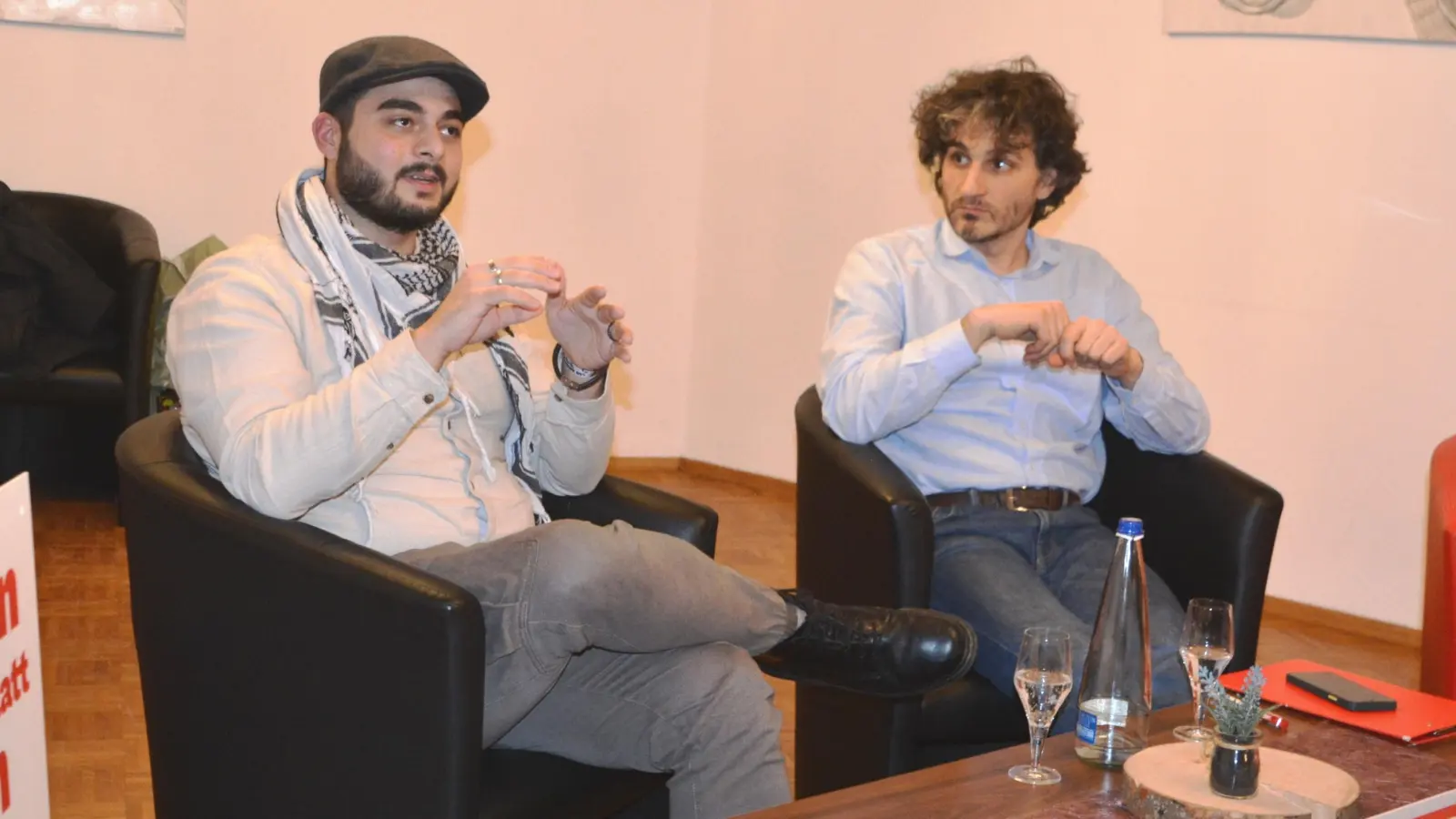 Landratskandidat Leon Bachmann (links) und der Bundestagsabgeordnete Ates Gürpinar (rechts) referierten über das Krankenhauswesen und die Frage der künftigen Gesundheitsversorgung.  (Foto: Peter Tippl)