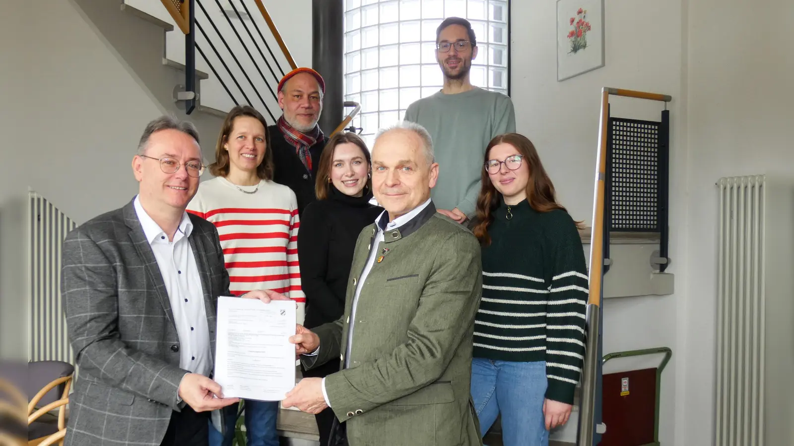 Der Bürgerbus-Förderbescheid ist da. Das Foto zeigt den LAG-Vorsitzenden Herbert Lindörfer (links vorne) mit dem VG-Vorsitzenden Johannes Schneider, mehreren Mitarbeitenden der Verwaltungsgemeinschaft sowie des Beratungsbüros und Bürgermeister Manuel Döhler aus Neusitz (oben rechts). (Foto: Karl-Heinz Gisbertz)