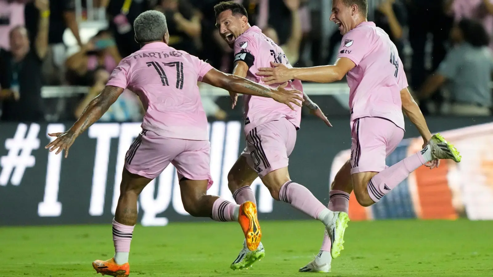 Gefeierter Mann in Miami: Lionel Messi (M). (Foto: Lynne Sladky/AP/dpa)