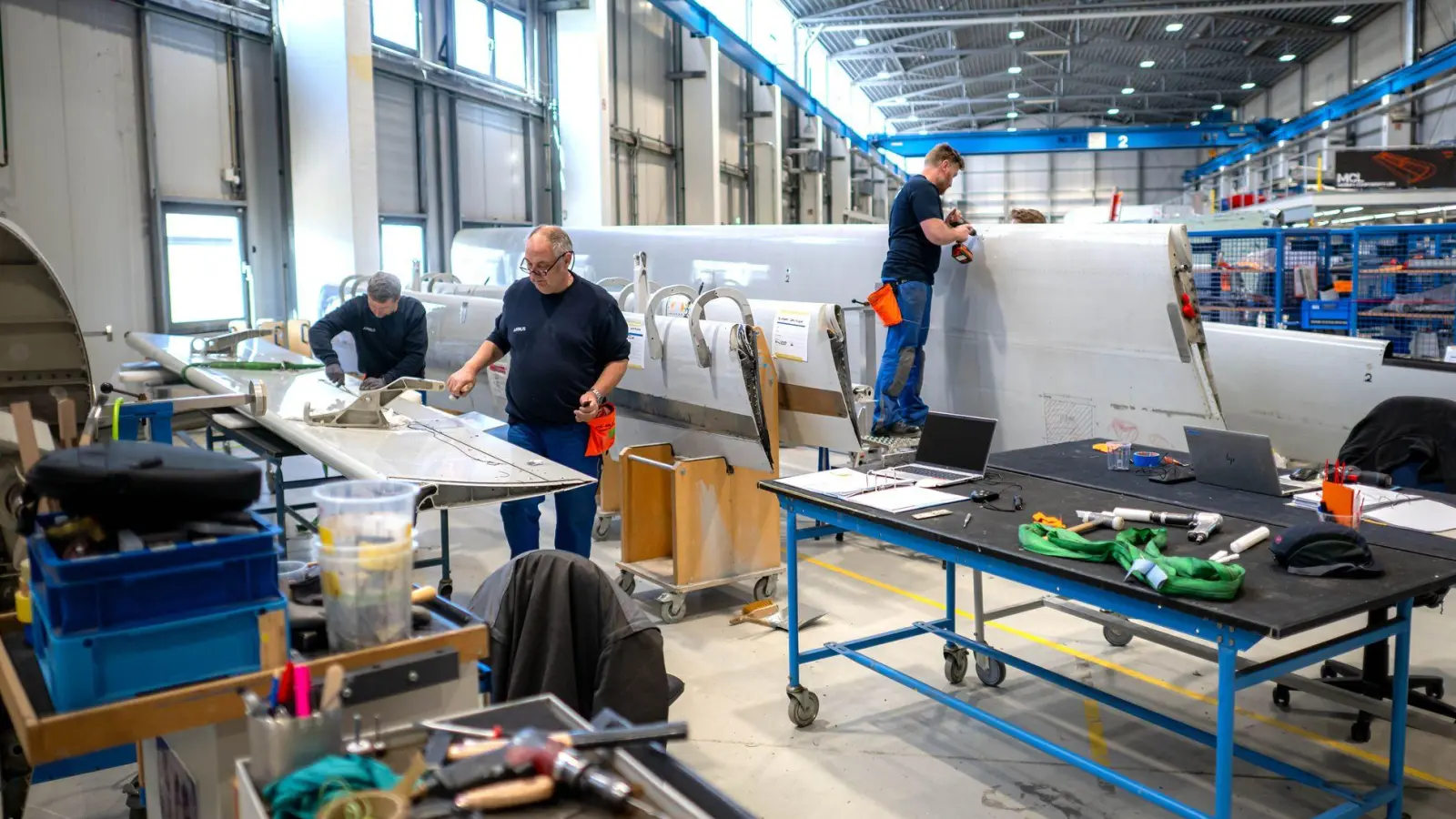 In einer Werkstatt nahe Bremen werden Flugzeugteile aus ganz Europa repariert. (Foto: Sina Schuldt/dpa)