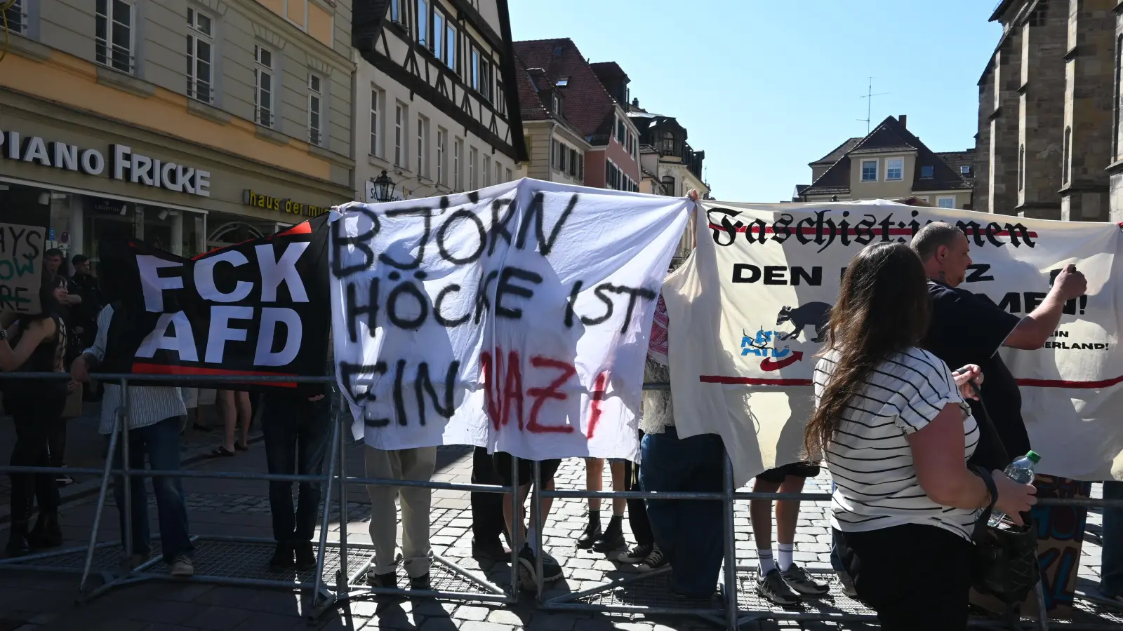 Lange Zeit stehen Vertreterinnen und Vertreter der Antifa am Zaun. (Foto: Anna Beigel)