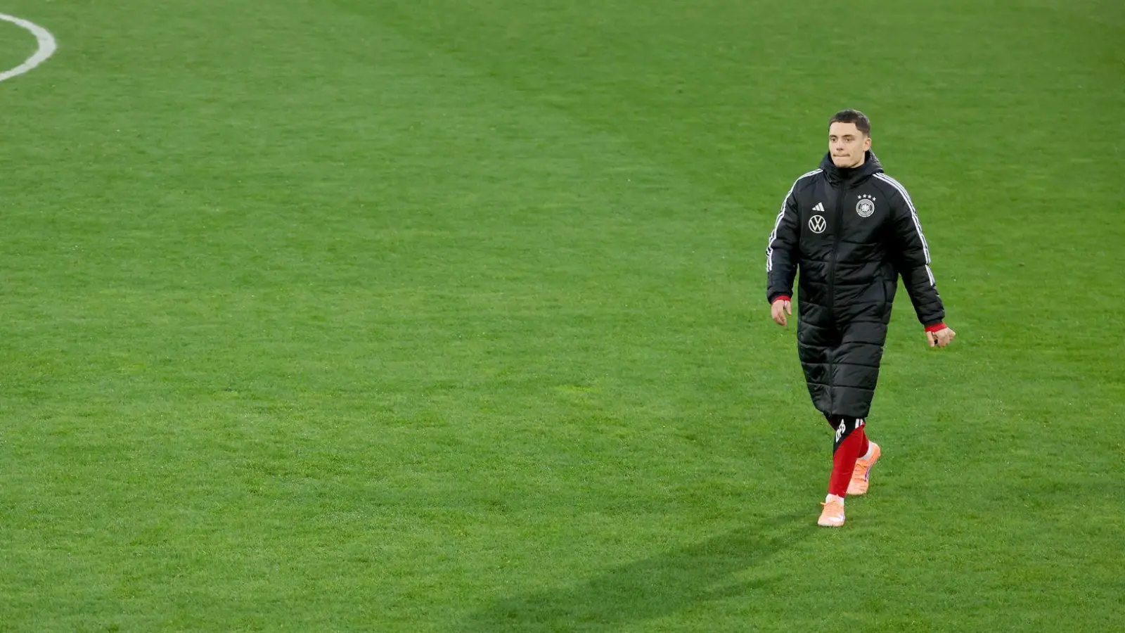 Florian Wirtz geht über den Trainigsplatz.  (Foto: Christian Charisius/dpa)