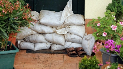 Mit Sandsäcken lassen sich Fenster, Türen und andere Ein- und Ablauföffnungen abdichten. (Foto: Jan Woitas/dpa/dpa-tmn)