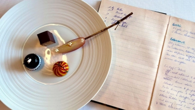 Rezepte von Oma Christa: Sie dienen als Inspiration im Spitzenrestaurant „Sühring“ in Bangkok. (Foto: Carola Frentzen/dpa-tmn)