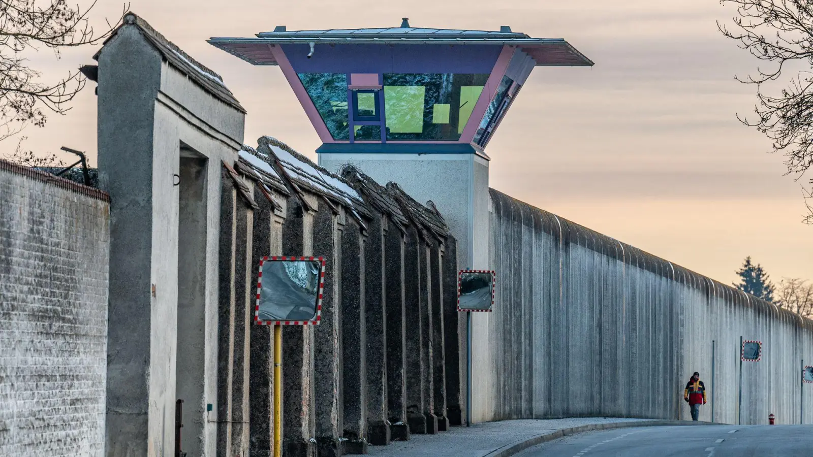 Ein Häftling der JVA Straubing ist wegen Mordes an einem Mithäftling verurteilt worden. (Symbolbild) (Foto: Armin Weigel/dpa)