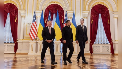 Am Sonntag führten die Gesandten des US-Präsidenten Trump, Jared Kushner (r) und Steve Witkoff Gespräche mit dem ukrainischen Präsidenten Wolodymyr Selenskyj in Kiew.  (Foto: -/Ukrainian Presidential Press Office/AP/dpa)