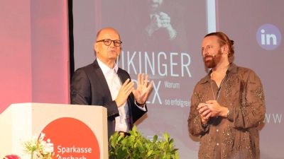 Vorstandsvorsitzender Werner Frieß (links) hieß Anders Indset (rechts) beim Kulturforum der Sparkasse in der Orangerie willkommen. (Foto: Thomas Schaller)