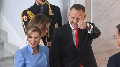 Polens neuer Präsident Karol Nawrocki, hier im Bild mit seiner Frau Marta, hat den Amtseid abgelegt. (Foto aktuell) (Foto: Piotr Nowak/PAP/dpa)
