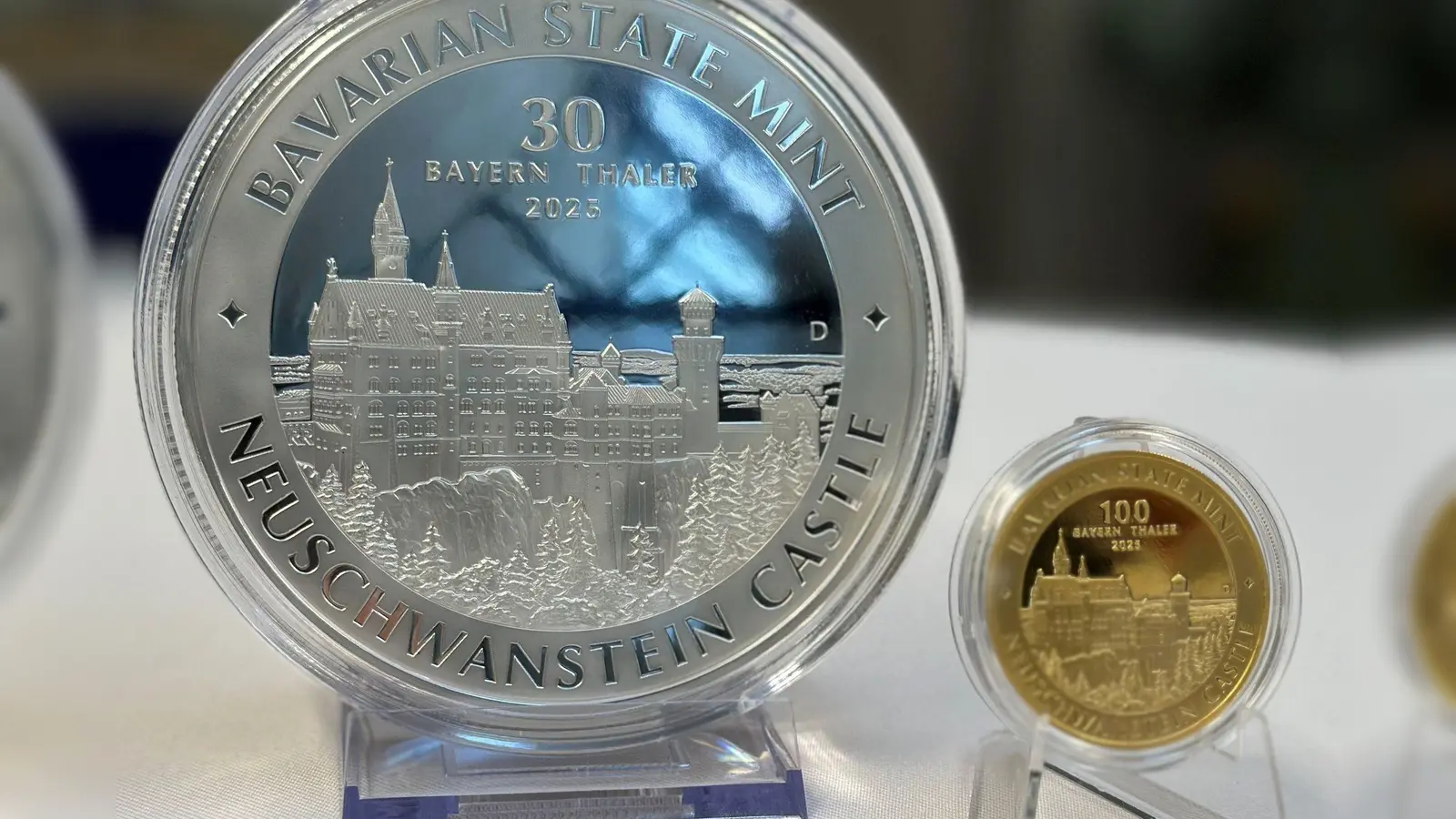 Am 2. Februar startet das Hauptmünzamt den Verkauf einer Neuauflage des Bayern Thalers mit anderem Neuschwanstein-Motiv. (Foto: -/StMFH/dpa)