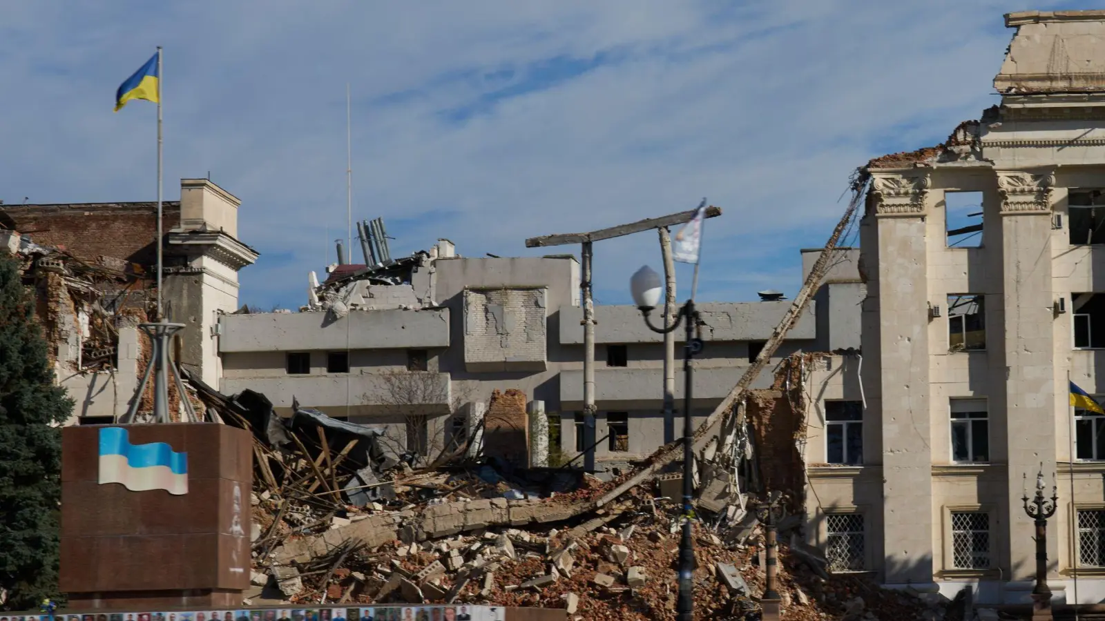 Die ukrainische Stadt Cherson ist durch ständigen russischen Beschuss stark zerstört. (Archivbild) (Foto: Efrem Lukatsky/AP/dpa)